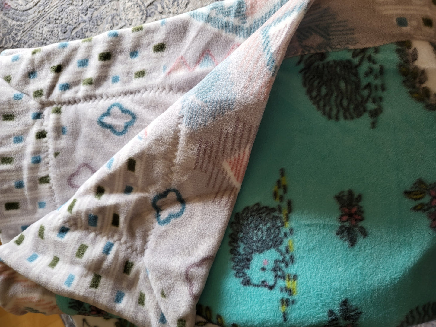 Double sided fleece blanket - hedgehog