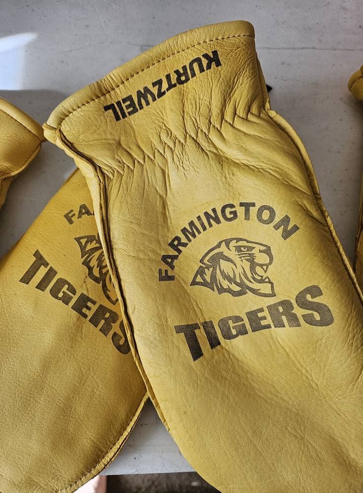 FARMINGTON FUNDRAISER Lined (with fingers) chopper mittens