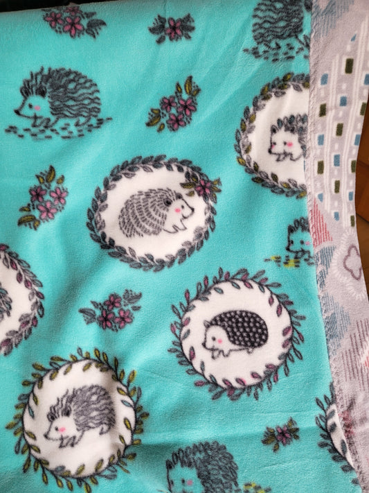 Double sided fleece blanket - hedgehog